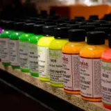 Żarówiaste farby do customizacji butów i jeansu Angelus Neon Acrylic Paint. Farby do personalizacji skór i tkanin.