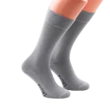 Wysokiej jakości bawełniane skarpety męskie jasnoszare w ciemnoszarą mereżkę. Eleganckie skarpety bawełniane