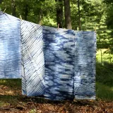 Niebieski barwnik, granatowy pigment indygo tie dye. Farbowanie tkanin, tekstyliów, odzieży, ubrań.