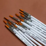 Pędzelki z charakterystycznym syntetycznym włosiem w kształcie kociego języka