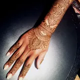 Henna do ciała, do tworzenia tatuaży na ramionach, dłoniach, brzuchu, udach. Zmywalna farba do ciała.