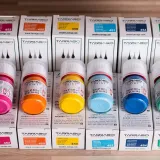 Rękodzieło - farby akrylowe do malowania obuwia, jeansowej kurtki itkanin - tarrago sneakers paint mixing colors.