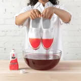 Barwnik do regeneracji i odnawiania wyblakłych ubrań, a także do całkowitej zmiany koloru odzieży, butów lub akcesoriów, czy elementów wystroju wnętrz