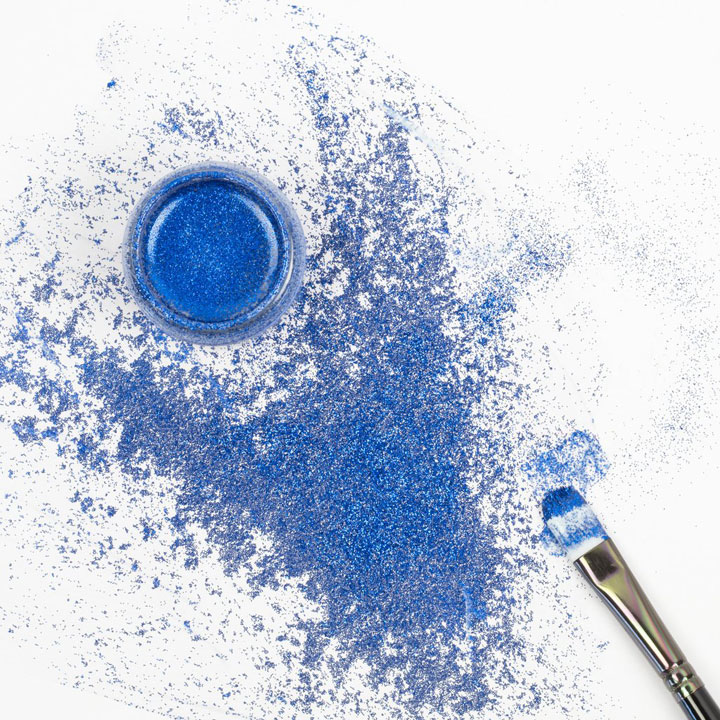 Niebieska farba z brokatem do malowania skór, jeansu i tkanin. Rękodzieło najwyższej próby.
