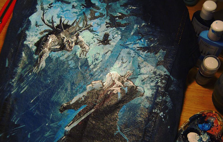 Rękodzieło na ubraniach. Ręcznie malowany jeans. Custom kurtki jeansowej - Wiedźmin.