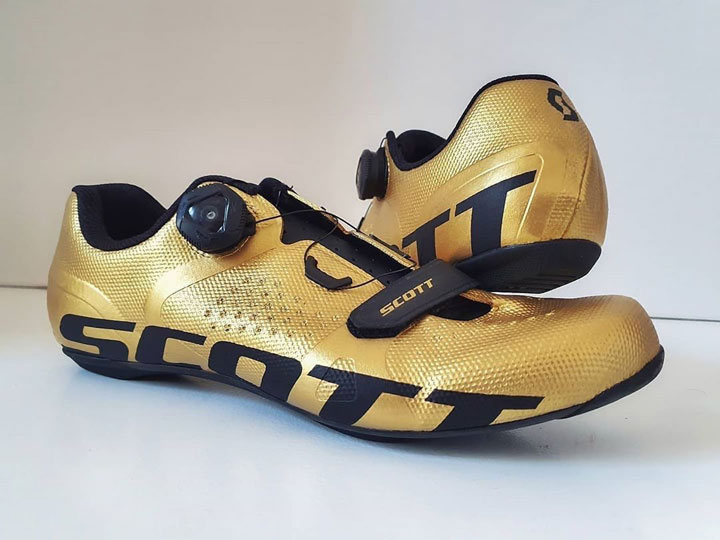 Buty pomalowane złotą farbą Angelus Acrylic Paint Pearlscent 18k Gold Custom Scott Shoes