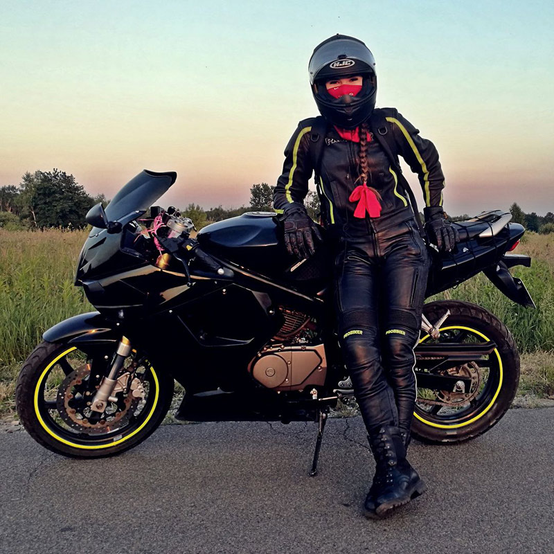 Farby do kurtek i kombinezonów motocyklowych