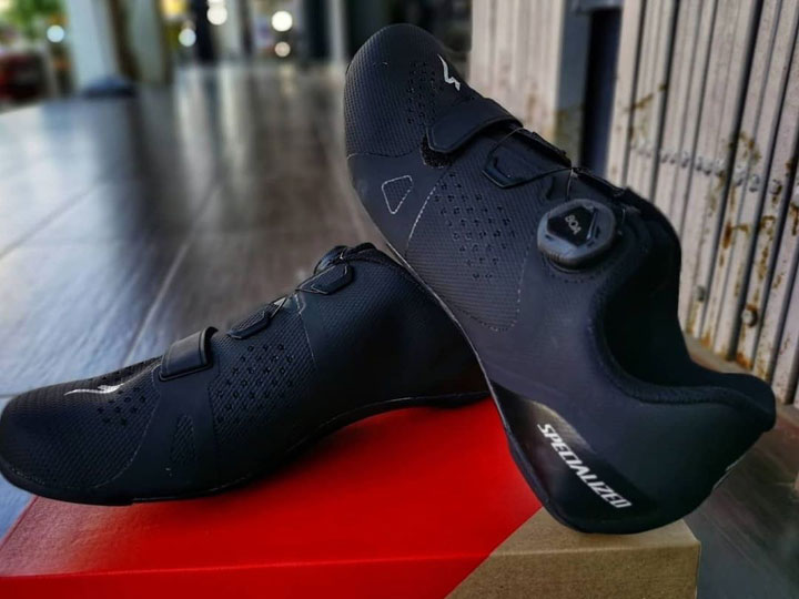 Czarne buty kolarskie przed malowaniem na złoto farbą Angelus Acrylic Paint Pearlscent 18k Gold