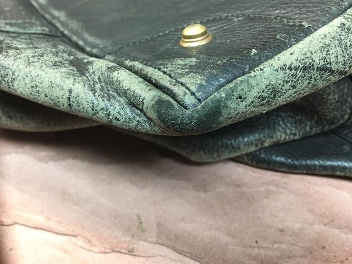 Czarna skórzana torebka do renowacji - przetarcia, otarcia, rysy, odbarwienia. Zniszczona torba.