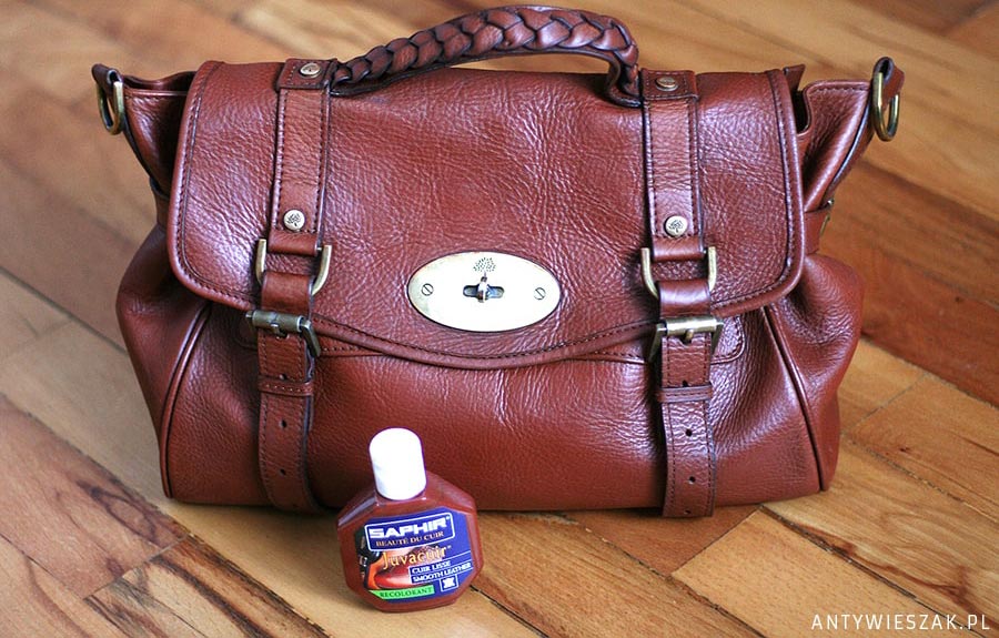 Brązowa torebka po renowacji koloru balsamem koloryzującym Saphir Juvacuir. Krem koloryzujący do odnowienia koloru skór.