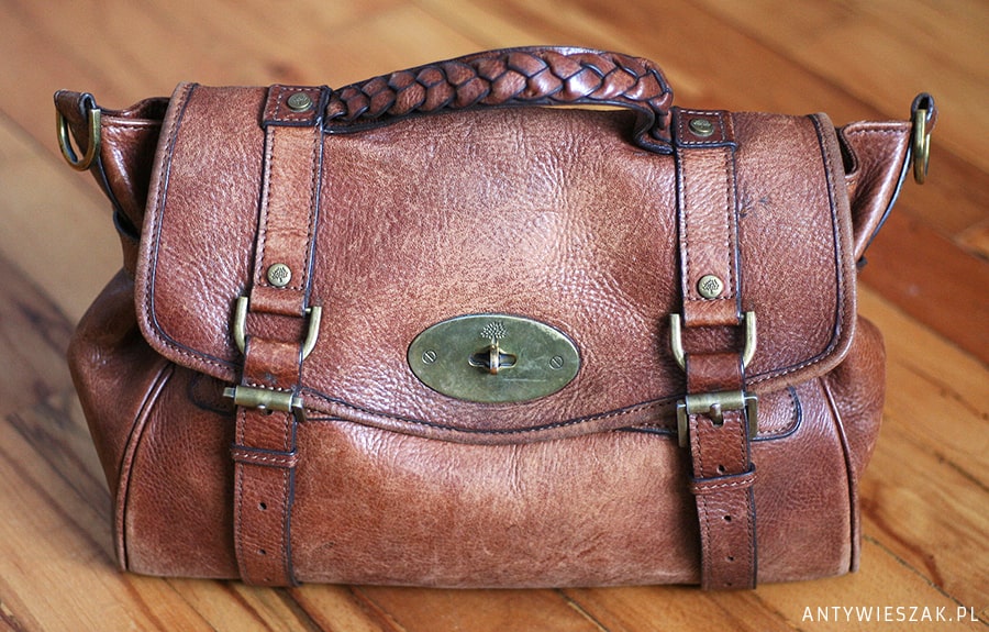 Zniszczona brązowa skórzana torebka - rysy, zadrapania, przetarcia, otarcia, przebarwienia, odbarwienia. Torba do renowacji.