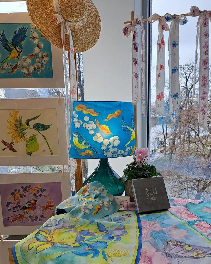 Farby i barwniki do jedwabnych ubrań.